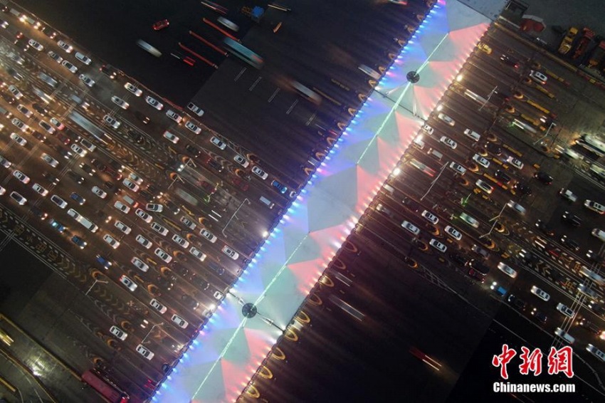 春節(jié)近づき、次第に通行量増える南京の高速道路　江蘇省