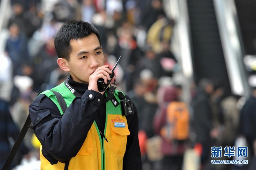 中國の高速鉄道と「競爭」繰り広げるデリバリー配達(dá)員