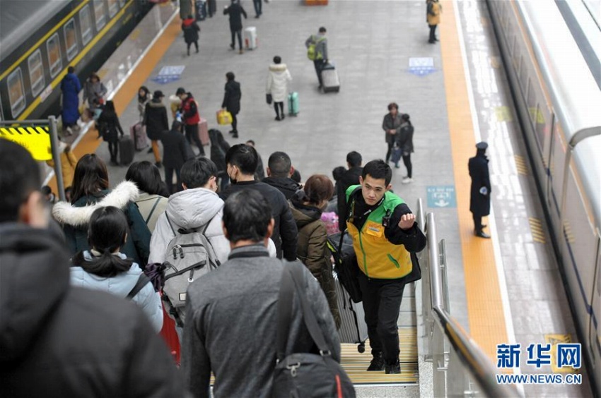 中國(guó)の高速鉄道と「競(jìng)爭(zhēng)」繰り広げるデリバリー配達(dá)員