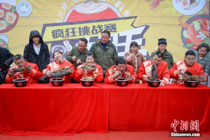燻製食品大食い大會(huì)で王座目指し燻製魚(yú)にかぶりつく女性　中國(guó)