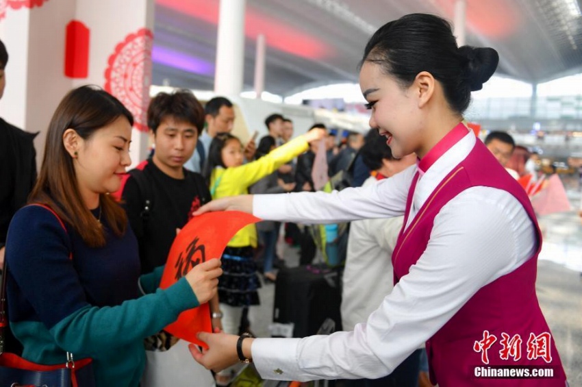 広州白雲(yún)空港でフライトアテンダントが春節(jié)祝ってフラッシュモブ