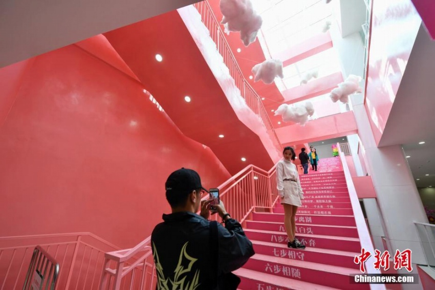 雲(yún)南省の昆明にロマンチックなピンクの地下鉄駅登場(chǎng)