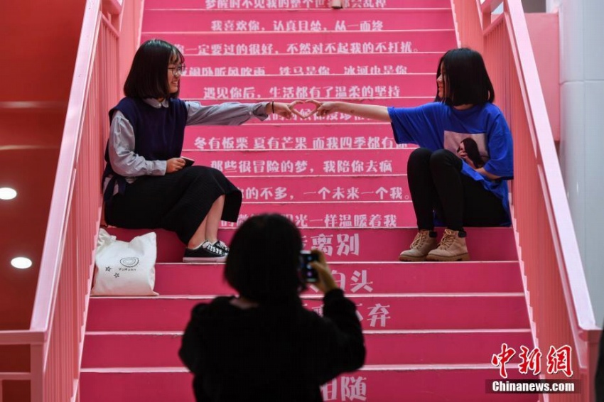 雲(yún)南省の昆明にロマンチックなピンクの地下鉄駅登場(chǎng)