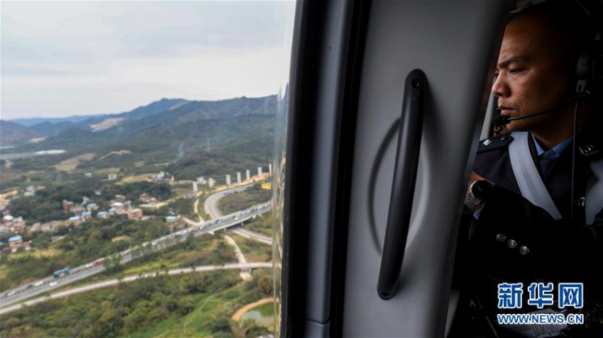 深セン交通警察が春運(yùn)におけるヘリコプターによる初の道路探査実施