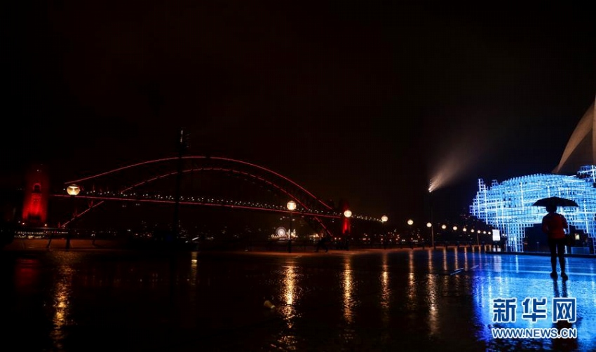 豪シドニー?ハーバーブリッジが春節(jié)を祝い赤くライトアップ