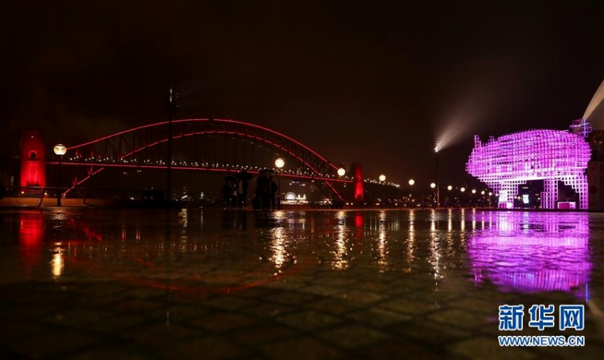 豪シドニー?ハーバーブリッジが春節(jié)を祝い赤くライトアップ