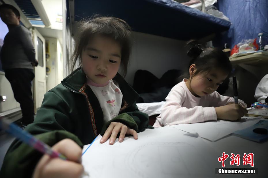 春運(yùn)の列車で出會った「小さな旅客のかわいい表情」