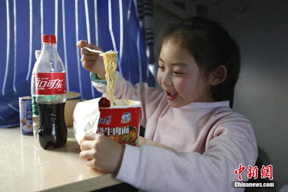 春運の列車で出會った「小さな旅客のかわいい表情」