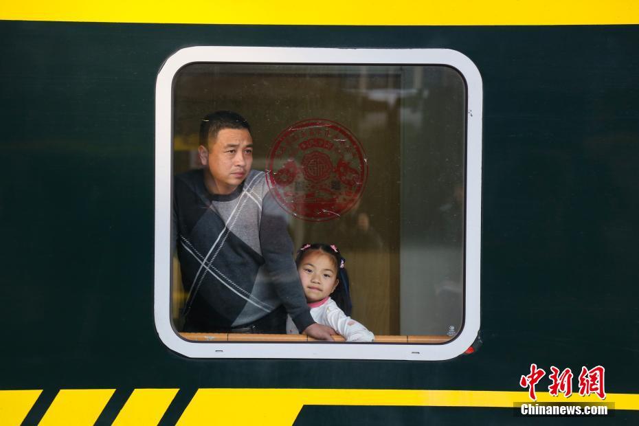 春運(yùn)の列車で出會(huì)った「小さな旅客のかわいい表情」