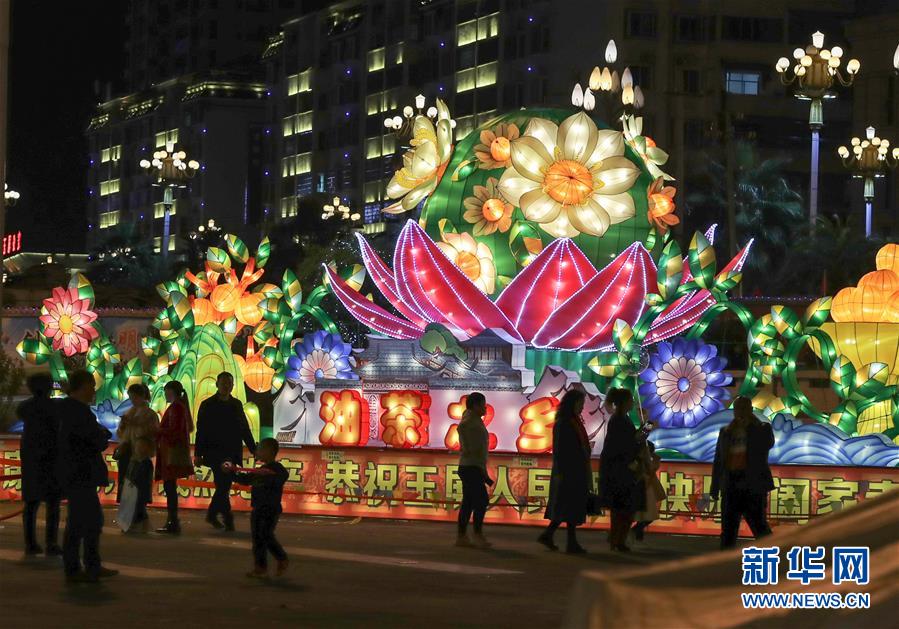 春節(jié)を迎え全國(guó)各地で提燈を飾りお祝い