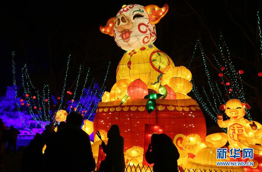 春節(jié)を迎え全國(guó)各地で提燈を飾りお祝い