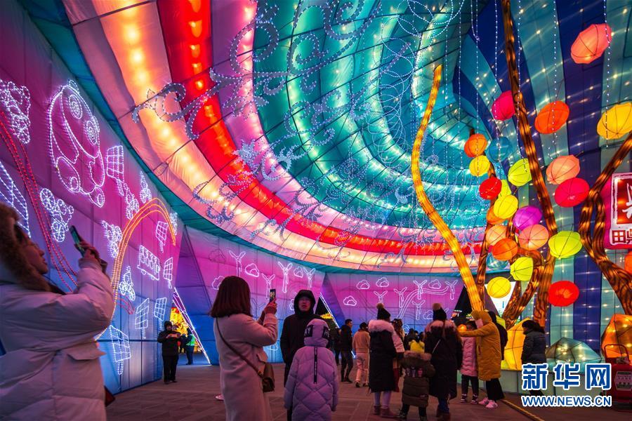 華やかなランタンで新年を迎える　各地でイベント