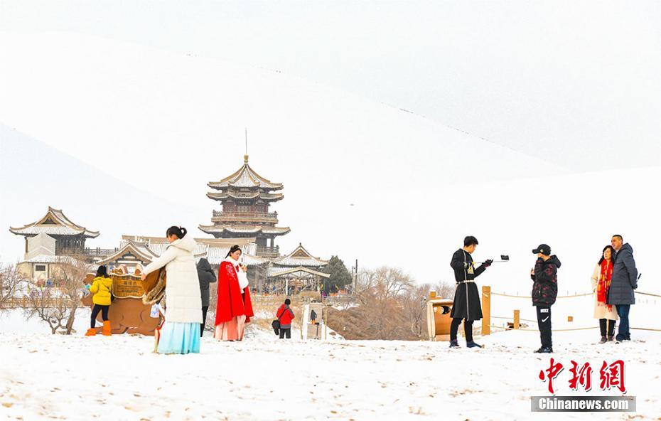 甘粛?敦煌で新春の雪景色　ゴビ砂漠も真っ白
