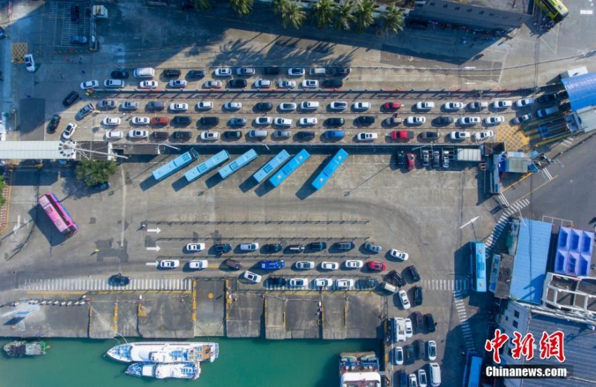 海南島海口の各港は 自家用車Uターンラッシュのピークに