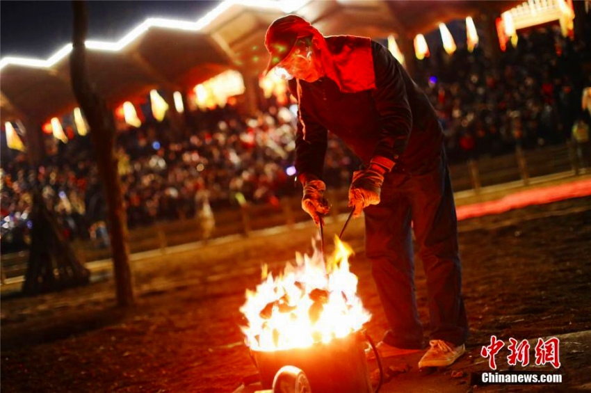 河南省の古都?開封市で鉄の花が夜空に舞うショー