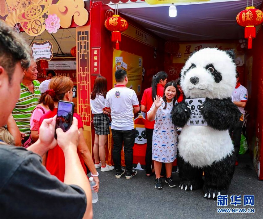 海外で春節(jié)楽しむ中國人観光客たち