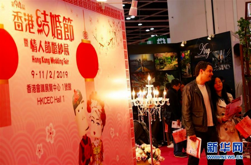 ウェディングフェアを見學(xué)する來場者(撮影?呉暁初)。