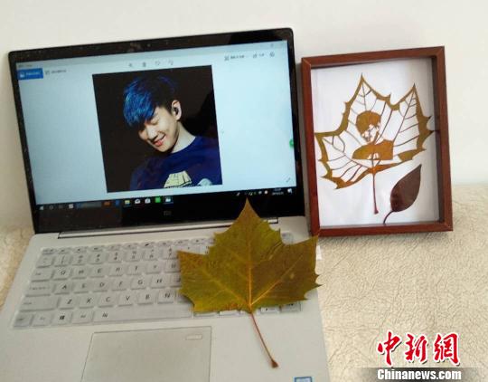 葉っぱや果物などで様々な彫刻に挑戦する武漢の若者