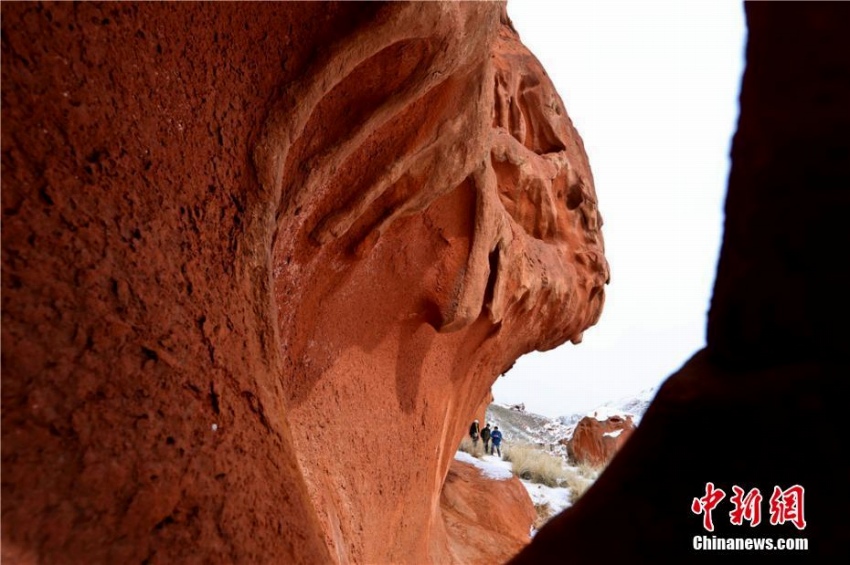 降雪でその獨(dú)特な地形より露わに　甘粛省張掖市の丹霞國(guó)家地質(zhì)公園