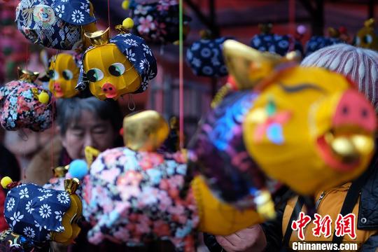 南京で伝統(tǒng)の手作りランタンお目見え　干支のブタが人気