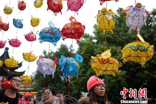 南京で伝統(tǒng)の手作りランタンお目見え　干支のブタが人気
