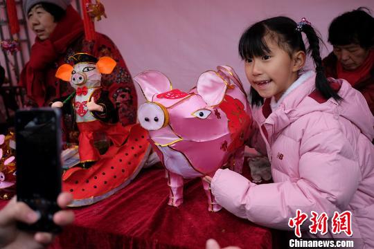 南京で伝統(tǒng)の手作りランタンお目見(jiàn)え　干支のブタが人気