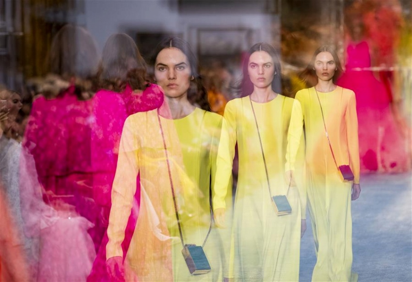 ニューヨークの博物館でファッションショー