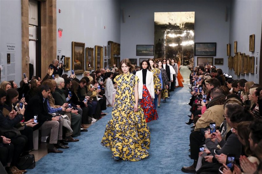 ニューヨークの博物館でファッションショー