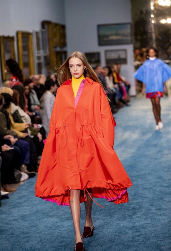 ニューヨークの博物館でファッションショー