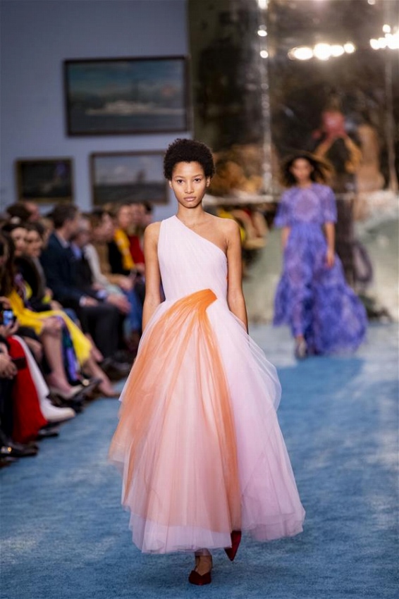 ニューヨークの博物館でファッションショー