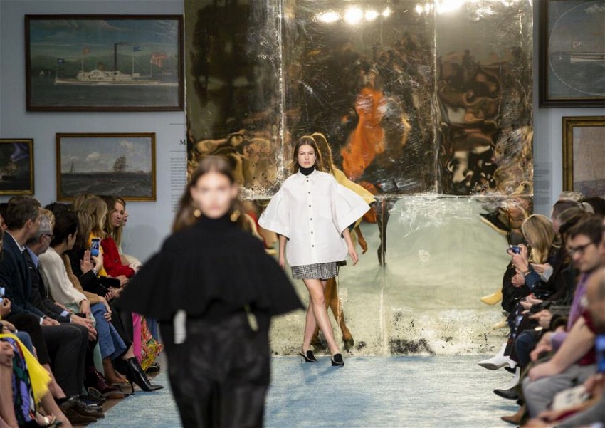 ニューヨークの博物館でファッションショー