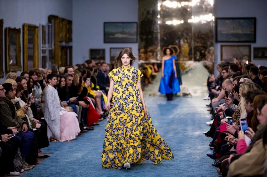 ニューヨークの博物館でファッションショー