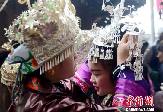 トン族の人々が民族衣裝で健やかな新春願う