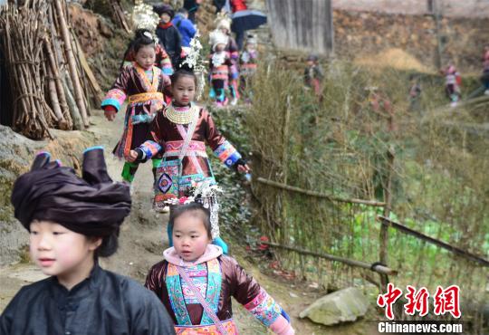 トン族の人々が民族衣裝で健やかな新春願う