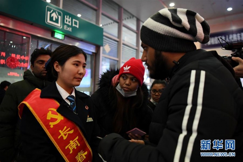 4ヶ國(guó)語(yǔ)を使いこなす中日ハーフの女性が中國(guó)の高速鉄道で「通訳係」