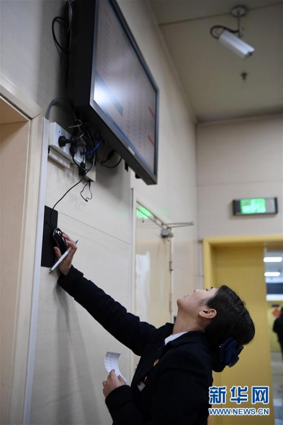 4ヶ國(guó)語(yǔ)を使いこなす中日ハーフの女性が中國(guó)の高速鉄道で「通訳係」