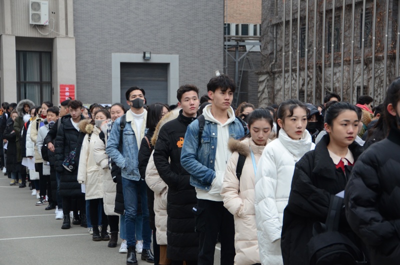 雪が舞い落ちる中、中央戯劇學(xué)院で2019年度本科生専門テスト　北京