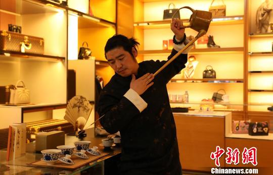 四川省の長嘴壺パフォーマーがサンフランシスコで茶蕓を披露