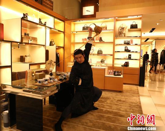 四川省の長(zhǎng)嘴壺パフォーマーがサンフランシスコで茶蕓を披露