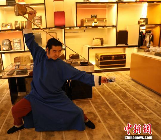 四川省の長(zhǎng)嘴壺パフォーマーがサンフランシスコで茶蕓を披露