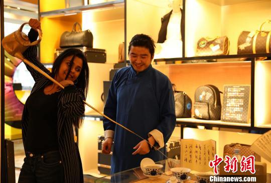 四川省の長(zhǎng)嘴壺パフォーマーがサンフランシスコで茶蕓を披露