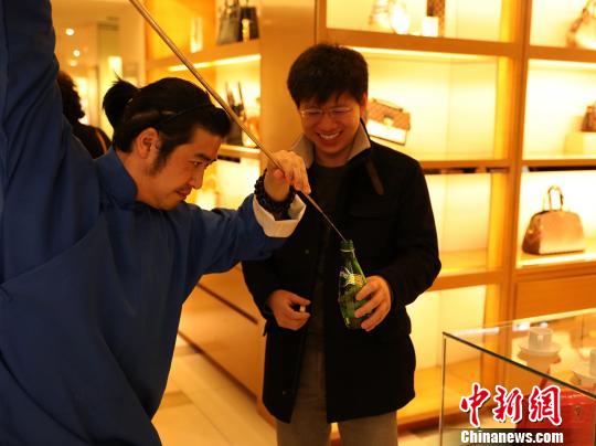 四川省の長(zhǎng)嘴壺パフォーマーがサンフランシスコで茶蕓を披露