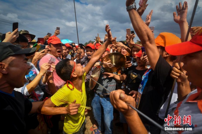 海南省の新春廟會(huì)で顔に針金突き通す伝統(tǒng)のショー披露