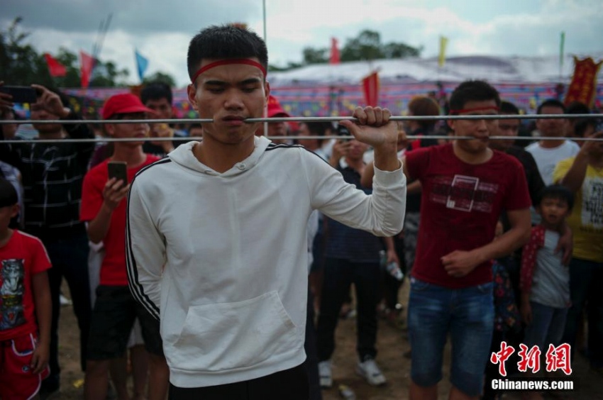 海南省の新春廟會(huì)で顔に針金突き通す伝統(tǒng)のショー披露