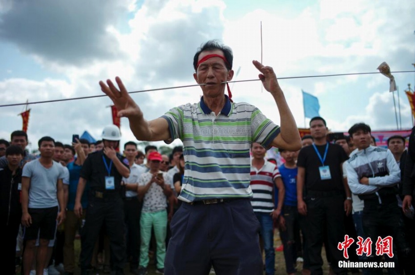 海南省の新春廟會で顔に針金突き通す伝統(tǒng)のショー披露