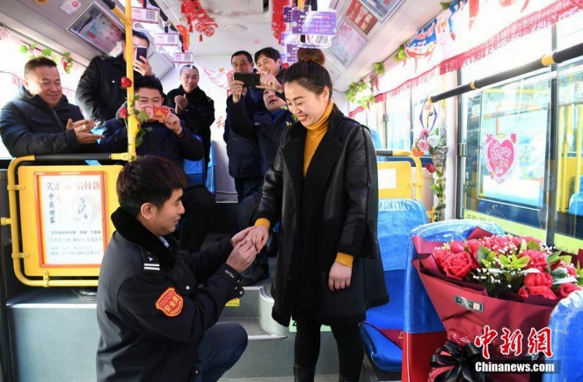 路線バスが結びつけたカップル、バス運転手がプロポーズに成功　吉林省