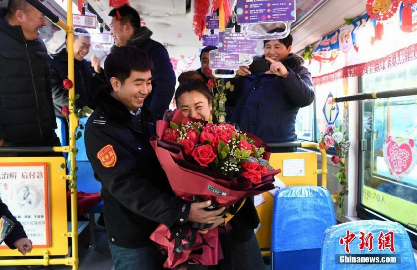 路線バスが結(jié)びつけたカップル、バス運転手がプロポーズに成功　吉林省