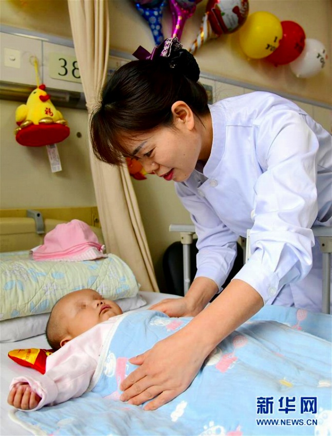 試験管ベビーの親子間肝移植手術(shù)が成功　生後6ヶ月で無(wú)事退院