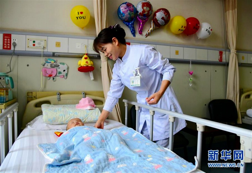 試験管ベビーの親子間肝移植手術が成功　生後6ヶ月で無事退院