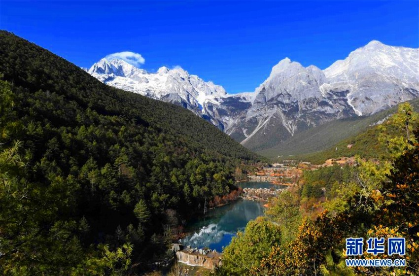 息を呑むほど美しい麗江玉龍雪山藍月谷　雲(yún)南省